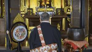 僧侶がお経を唱えてる